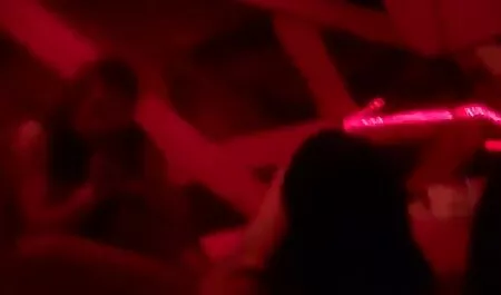 Lijepa amaterska djevojka lesbian pornofilms masturbira s dildom