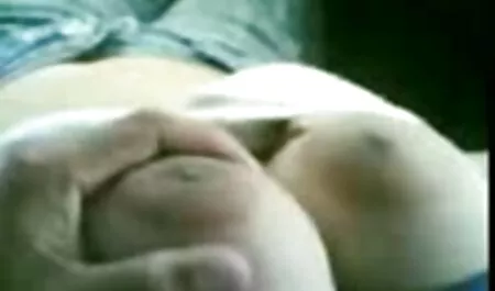 Seksi plavuša gratis sexfilm masturbira na krovu