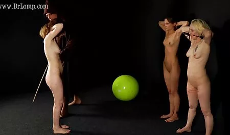 Super vruća mama pokazuje nam jedan od svojih prvih orgie sex film vrućih filmova!