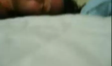 Vrući trešnji poljubac njezine je rakove sex film lesbian u javnosti