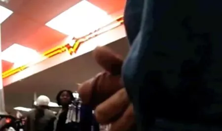 Prometni policajac zaustavlja plavušu na psexfilm cesti