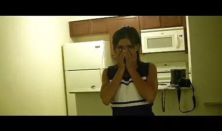 Lijepa djevojka pokazuje nam svoje sićušno tinejdžersko pornofilme top tijelo