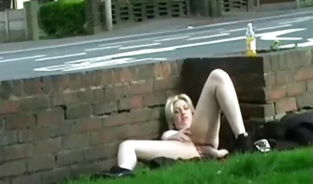 Sočna plavuša pornofilm hub u čarapama zabavljajući se igračkama